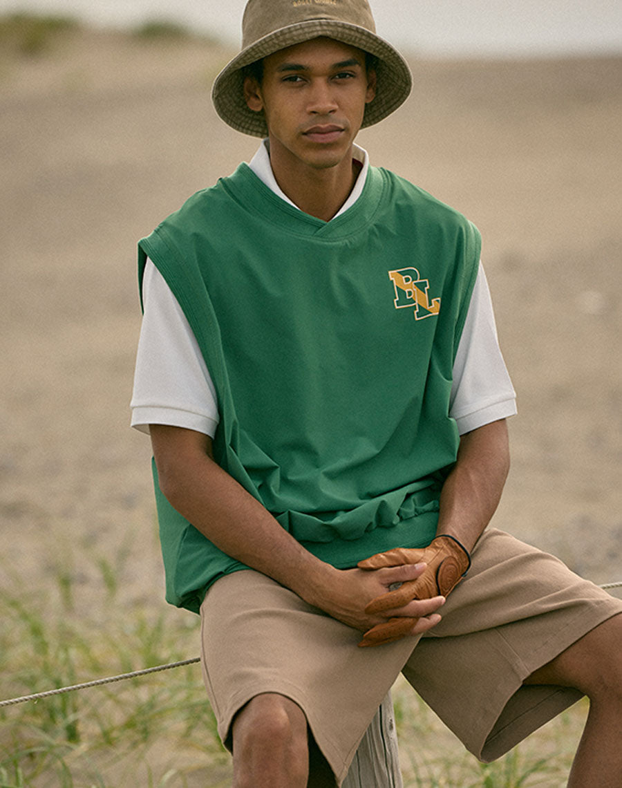 機能性と洗練されたデザインが融合するスニードベスト