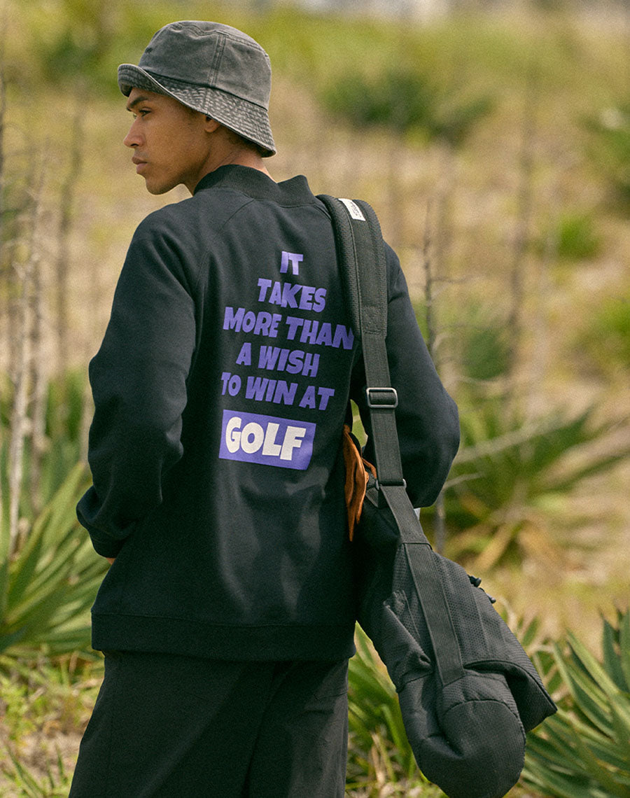 肉厚裏毛で快適、バックロゴで後ろ姿にアクセント