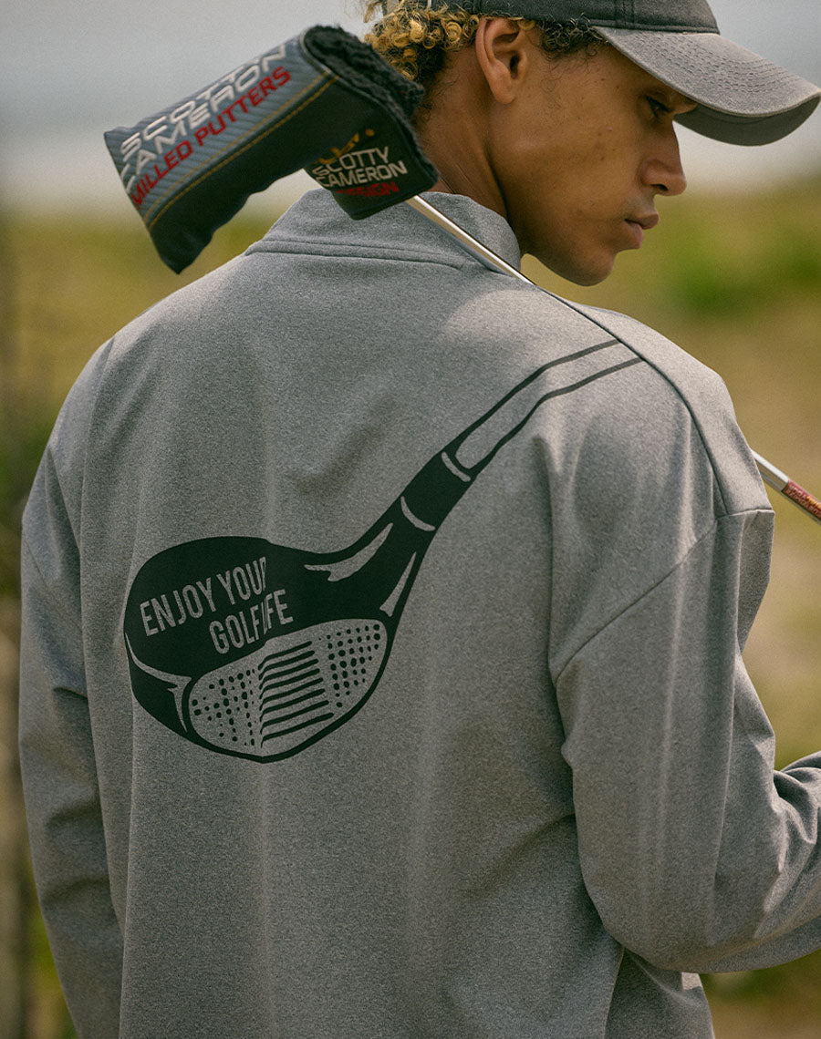 後ろ姿で魅せるモックネック長袖トップス